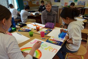 Kinder malen Bilder mit Wasserfarben