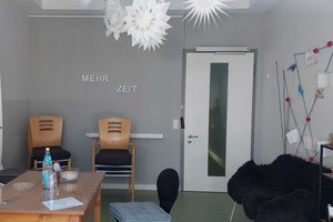 Stühle und ein Tisch in einem Raum