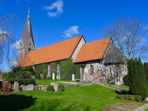 Die Borbyer Kirche, im Vordergrund alte Grabsteine